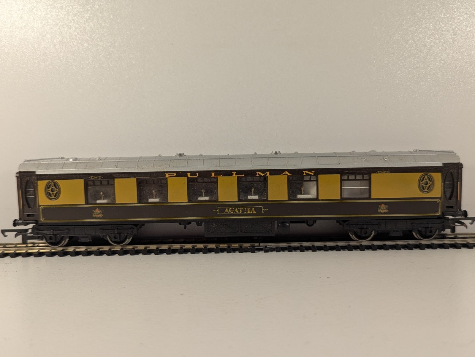 Hornby R223 OO Gauge Pullman First Class Parlour Car "Agatha"