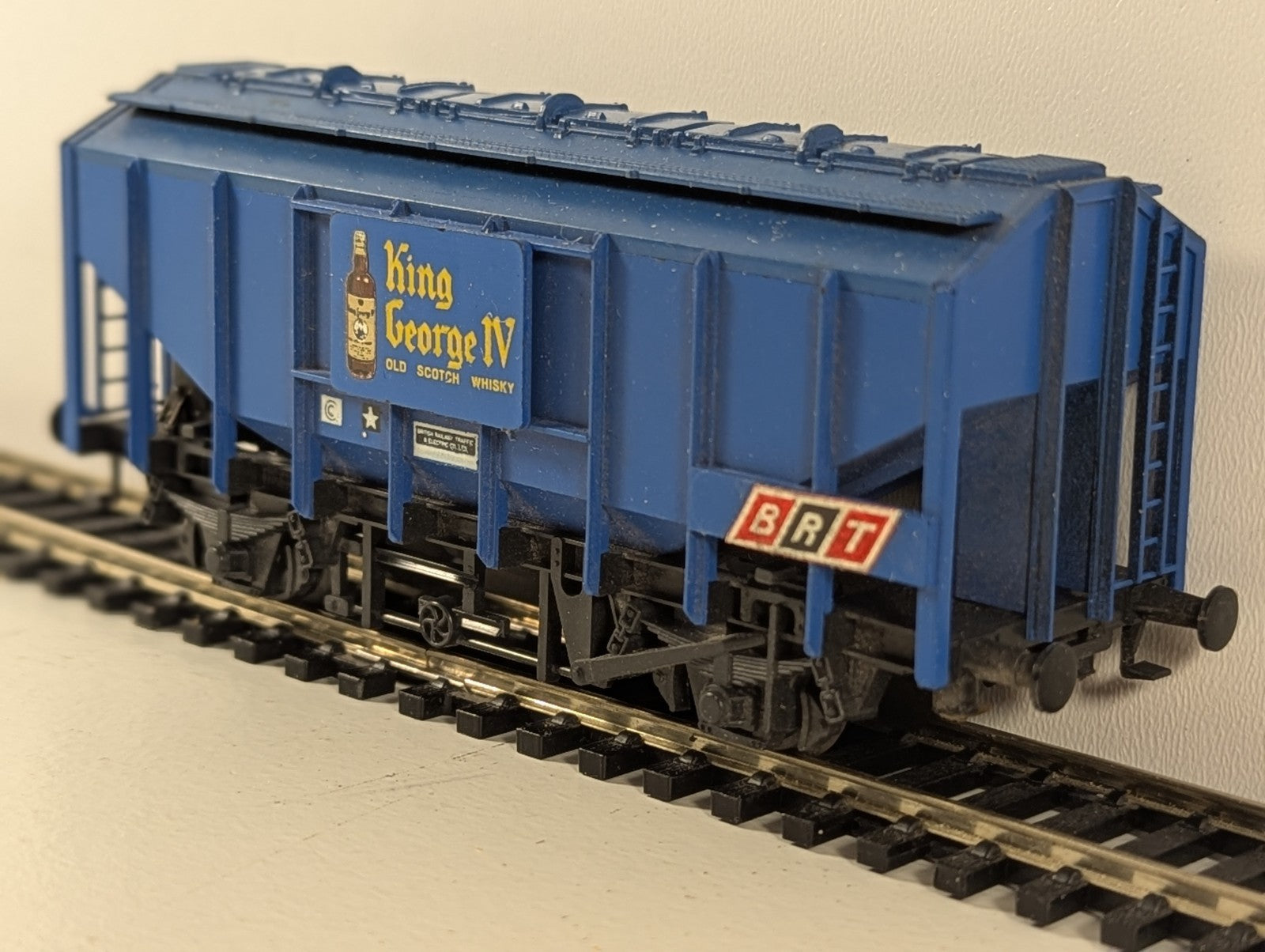 Trix 1684 OO Gauge 37T Bulk Grain Hopper “King George IV”