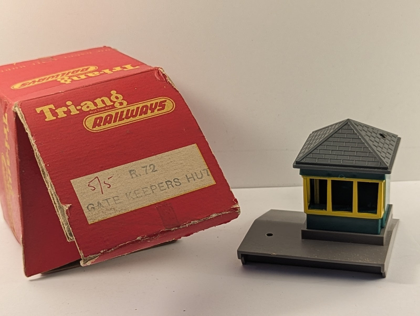 Tri-ang OO Gauge R.72 Gate Keeper's Hut