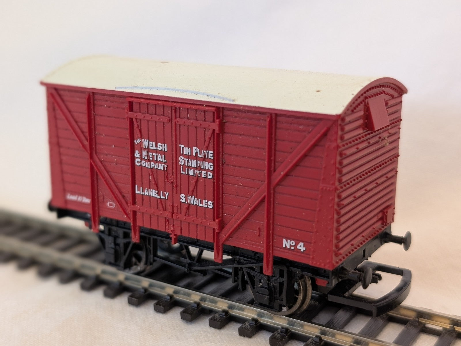 Hornby OO Gauge The Welsh & Metal Company Ventilated Van Goods Wagon