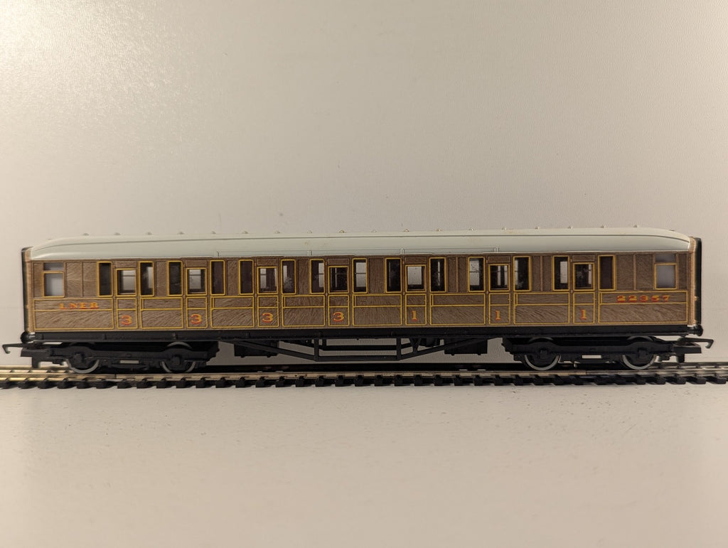 Hornby OO Gauge Gresley LNER Composite Coach Passenger Coach 22357 LNER Teak