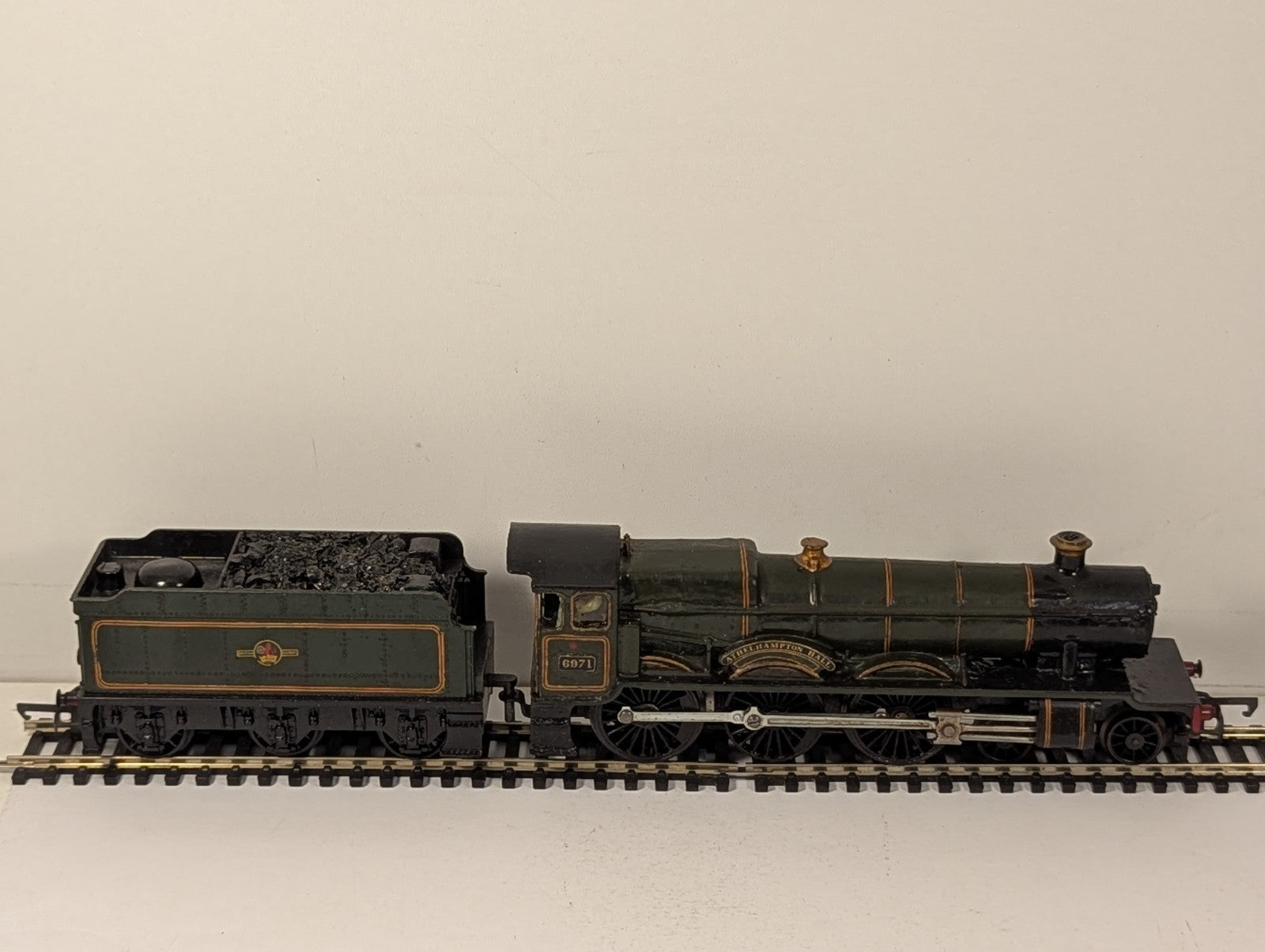 Tri-ang OO Gauge GWR Hall Class 'Athelhampton Hall' Steam Loco