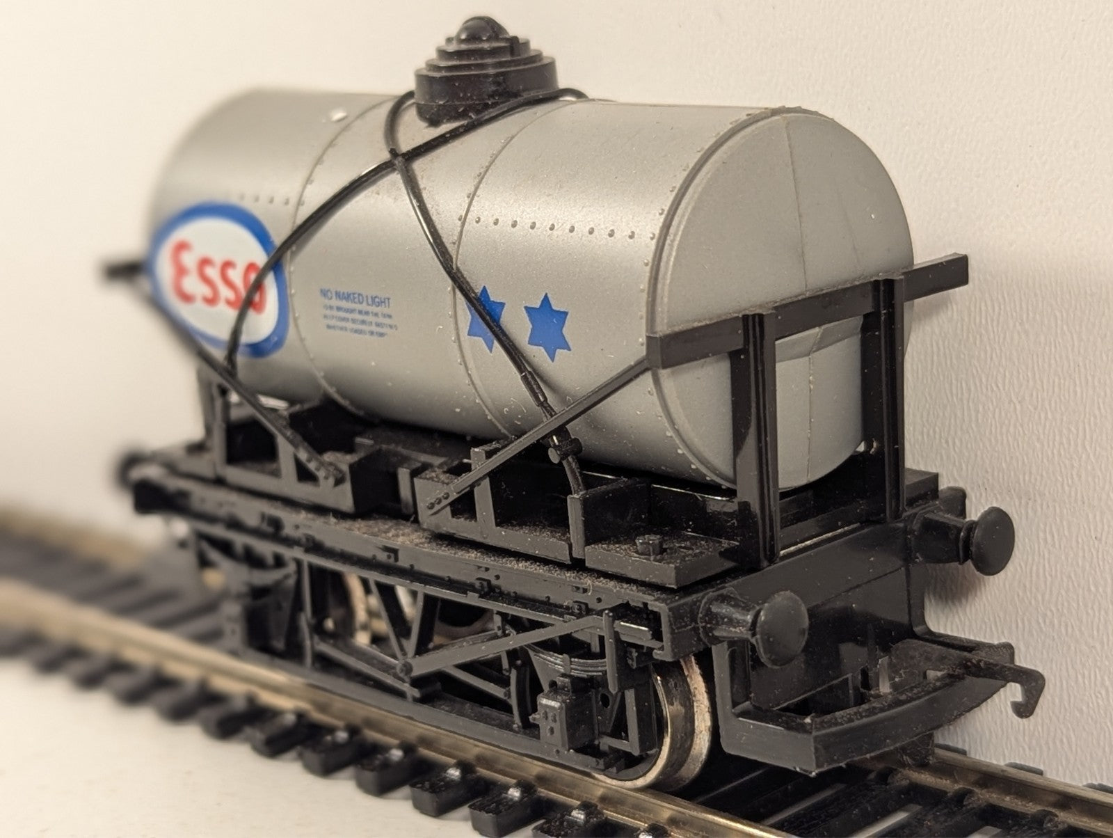Hornby Railways R008 OO Gauge Esso Tank Wagon