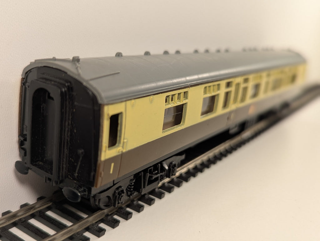 Trix OO Gauge BR Mk1 Composite Corridor Coach – W16198