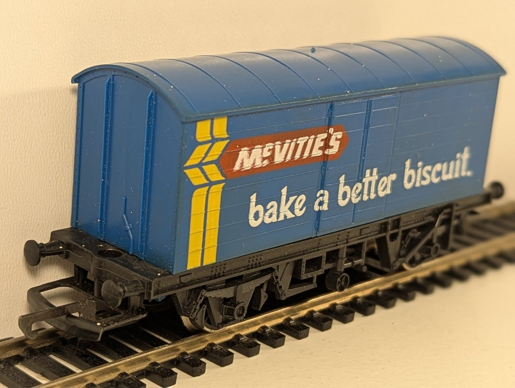 Hornby OO Gauge McVitie’s Biscuits Closed Van