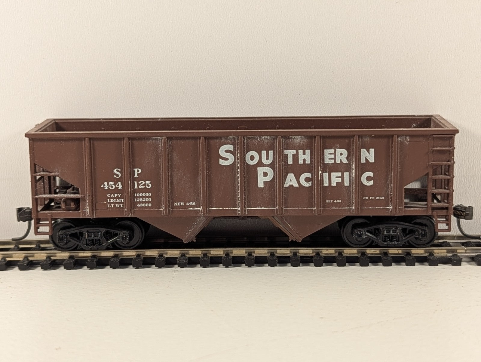 Walthers Trainline HO Gauge Southern Pacific 2-Bay Hopper Wagon