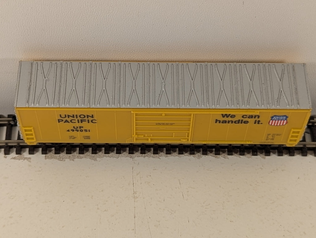 Life-Like N Scale 50ft Evans Plug Door Boxcar Union Pacific Yellow