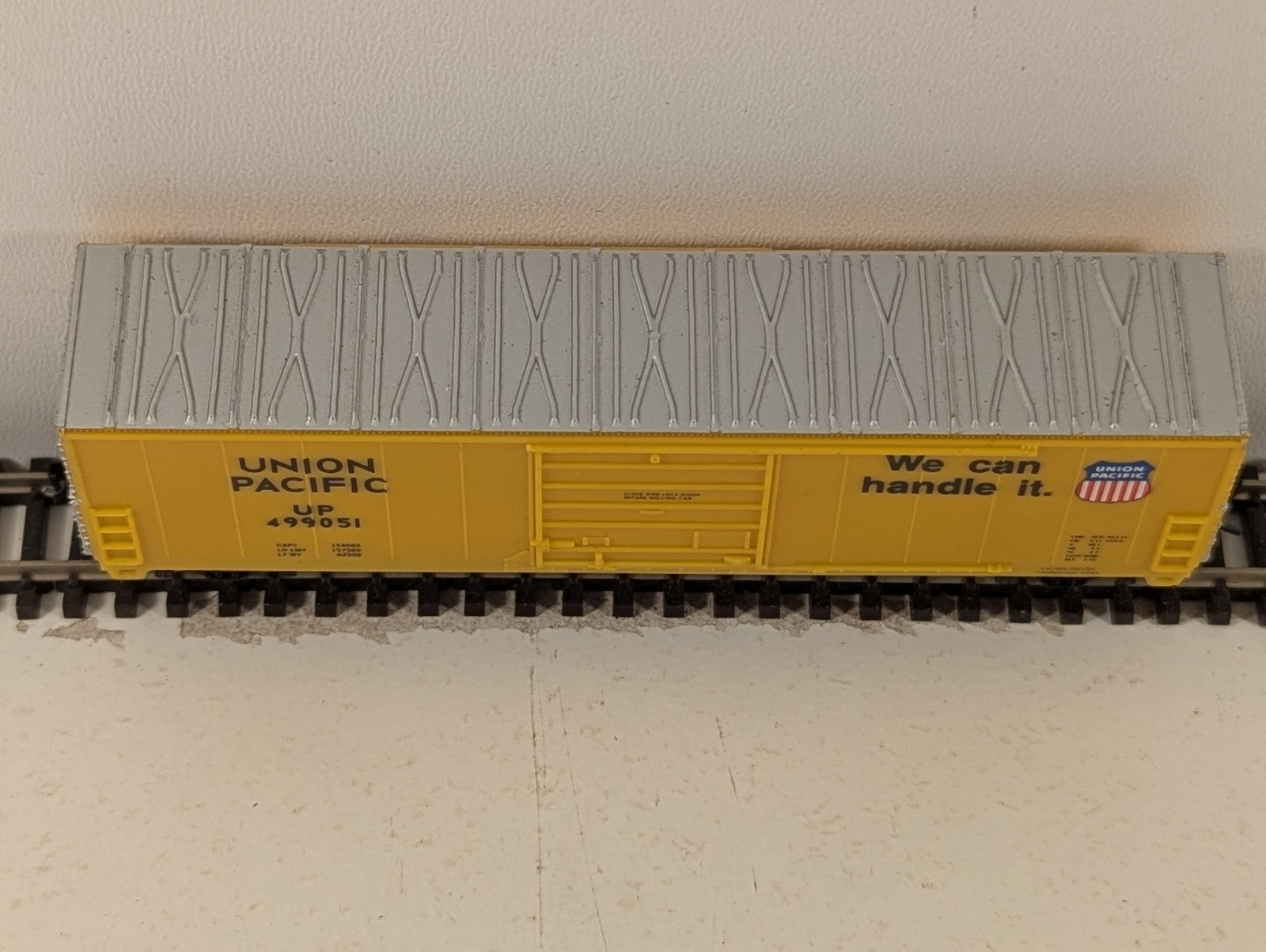 Life-Like N Scale 50ft Evans Plug Door Boxcar Union Pacific Yellow