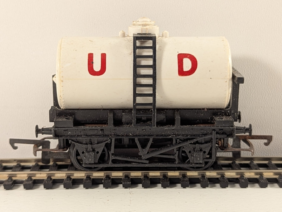 Tri-ang Hornby R15 OO Gauge United Dairies Milk Tanker Wagon – Some Rust