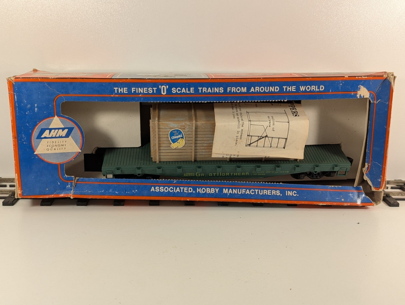 AHM 7301C Great Northern Flat Car with Crate – O Scale