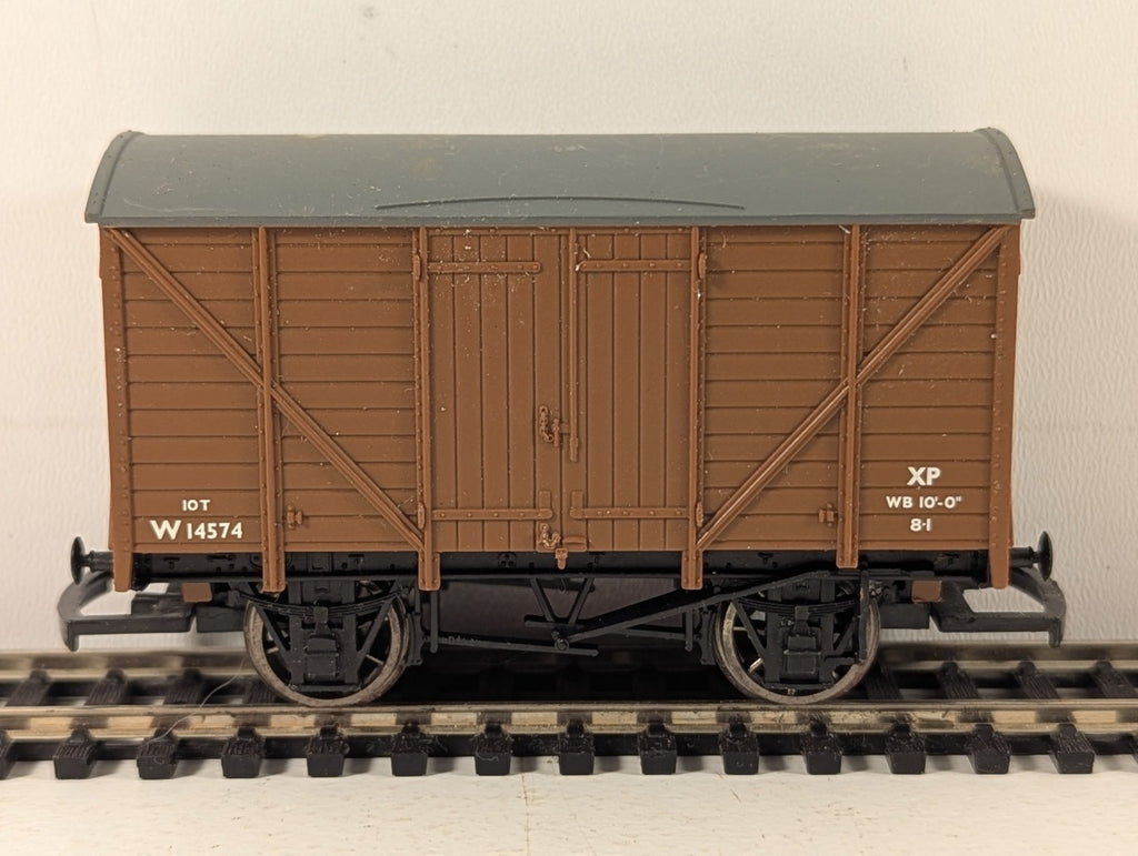 Hornby OO Gauge BR ex-GWR 10 Ton Ventilated Van Wagons W14574 BR Brown