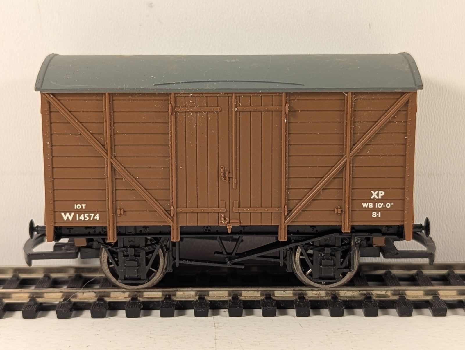 Hornby OO Gauge BR ex-GWR 10 Ton Ventilated Van Wagons W14574 BR Brown