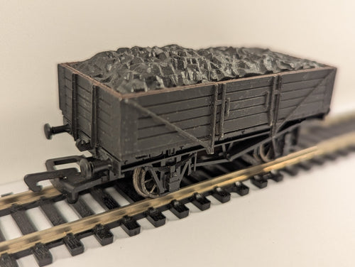 Dapol OO Gauge 7-Plank Open Wagon – Unpainted with Load