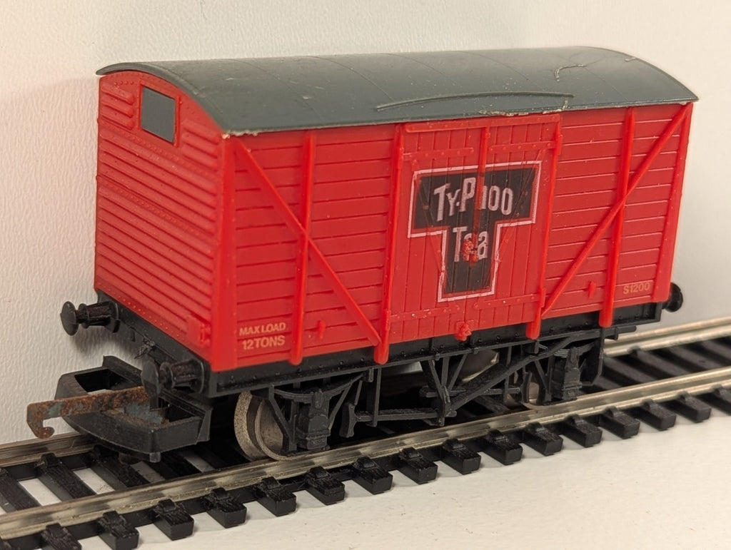 Lima 305601 Typhoo Tea Corrugated End Vent Van – OO Gauge