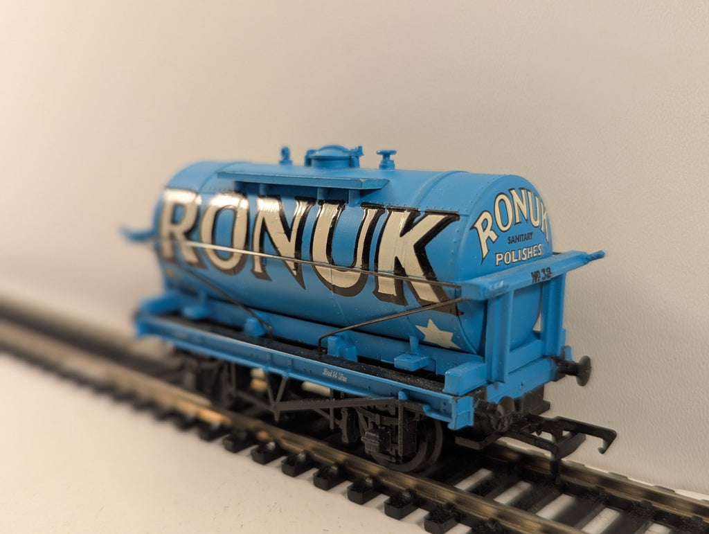 Mainline OO Gauge 37410 Tank Wagon Ronuk Livery