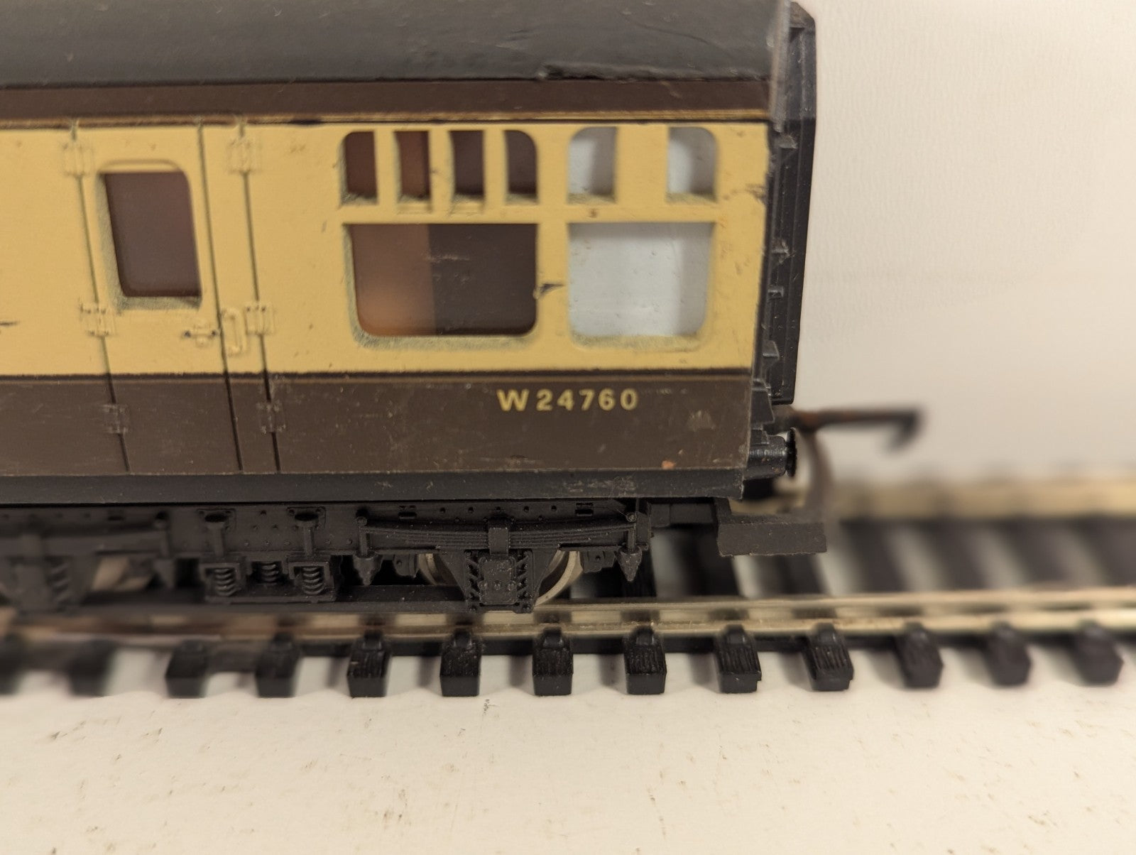 Lima OO Gauge Restaurant Car Passenger Coach W24760 BR Chocolate and Cream