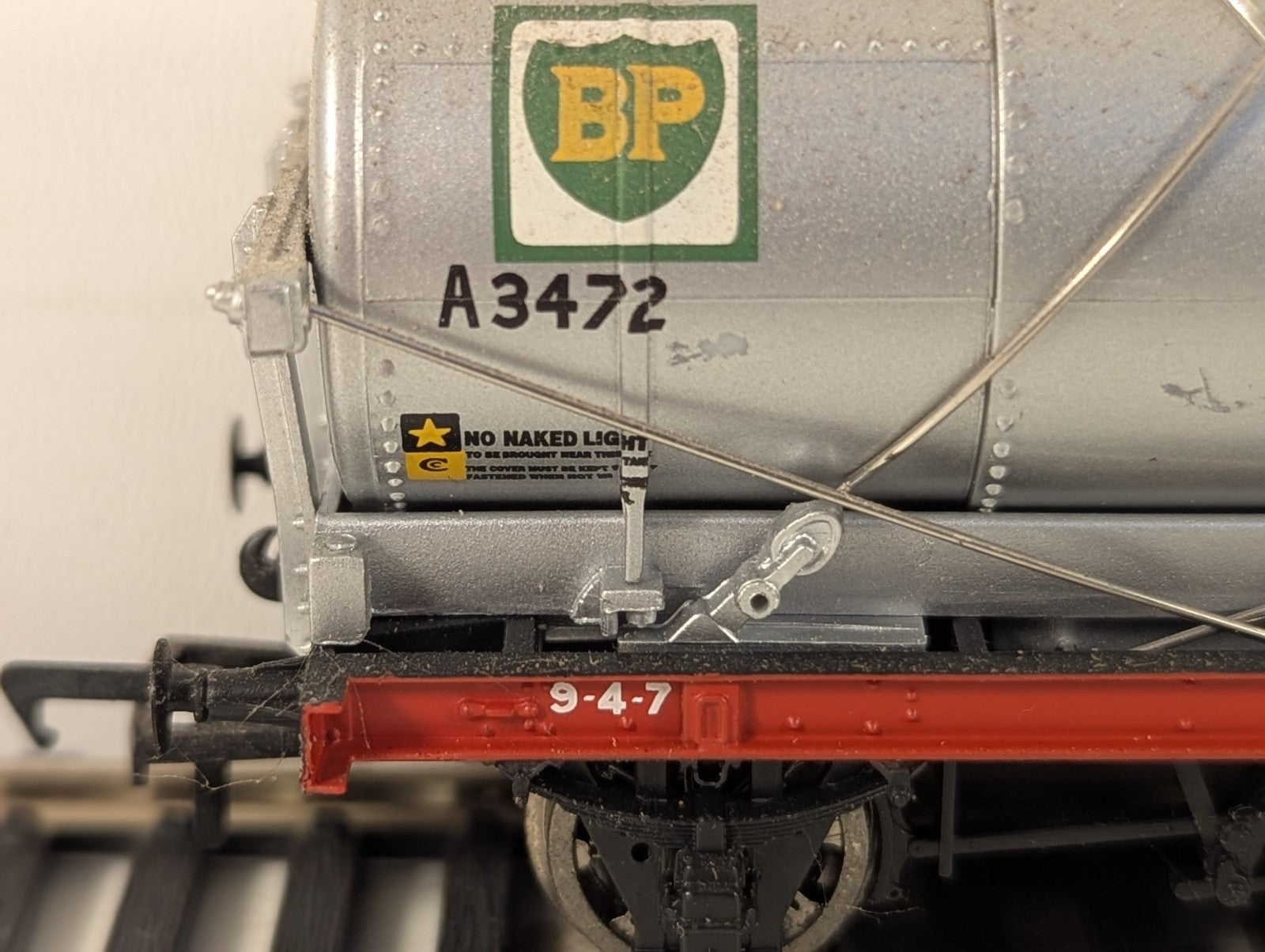 Bachmann OO Gauge 14 Ton Tank Wagon BP A3472 BP Silver 37-076