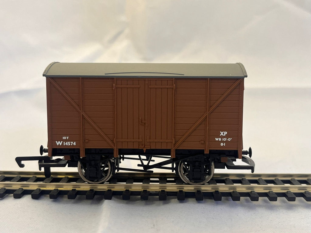 Hornby R6271 BR Brown 10 Ton Ventilated Van