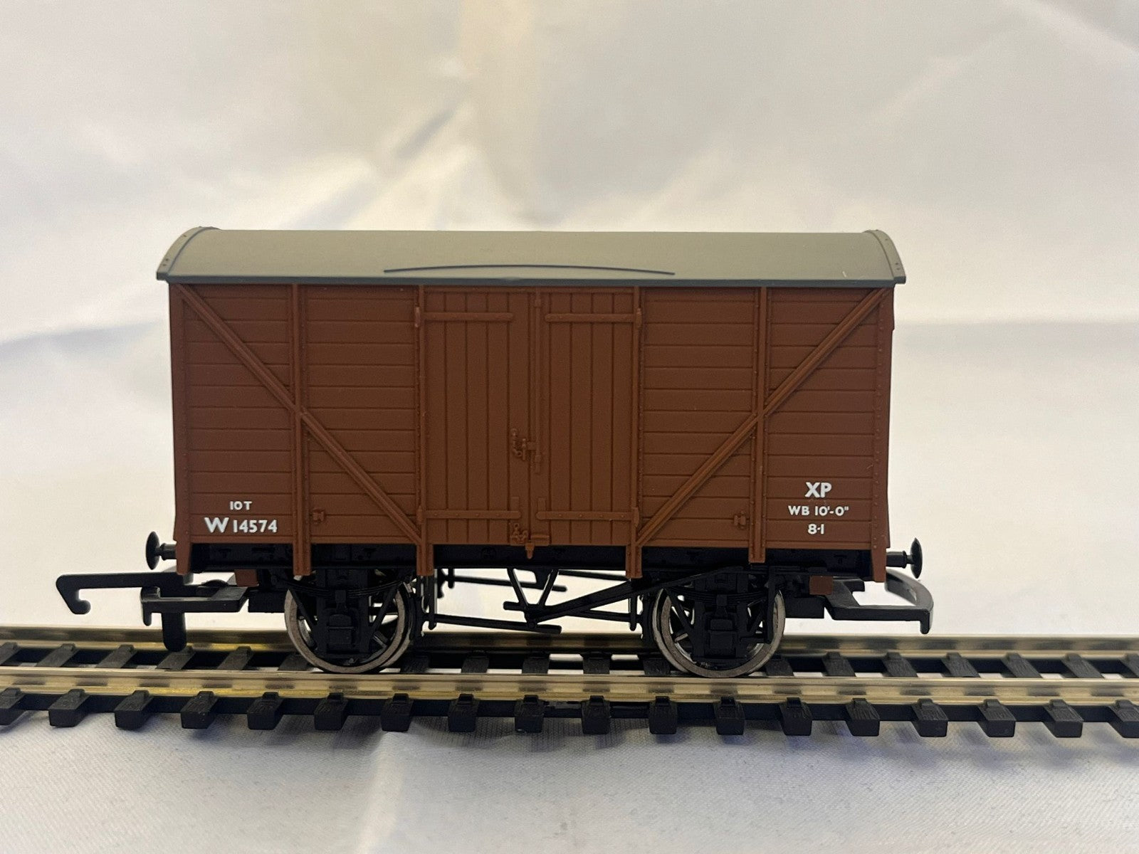 Hornby R6271 BR Brown 10 Ton Ventilated Van
