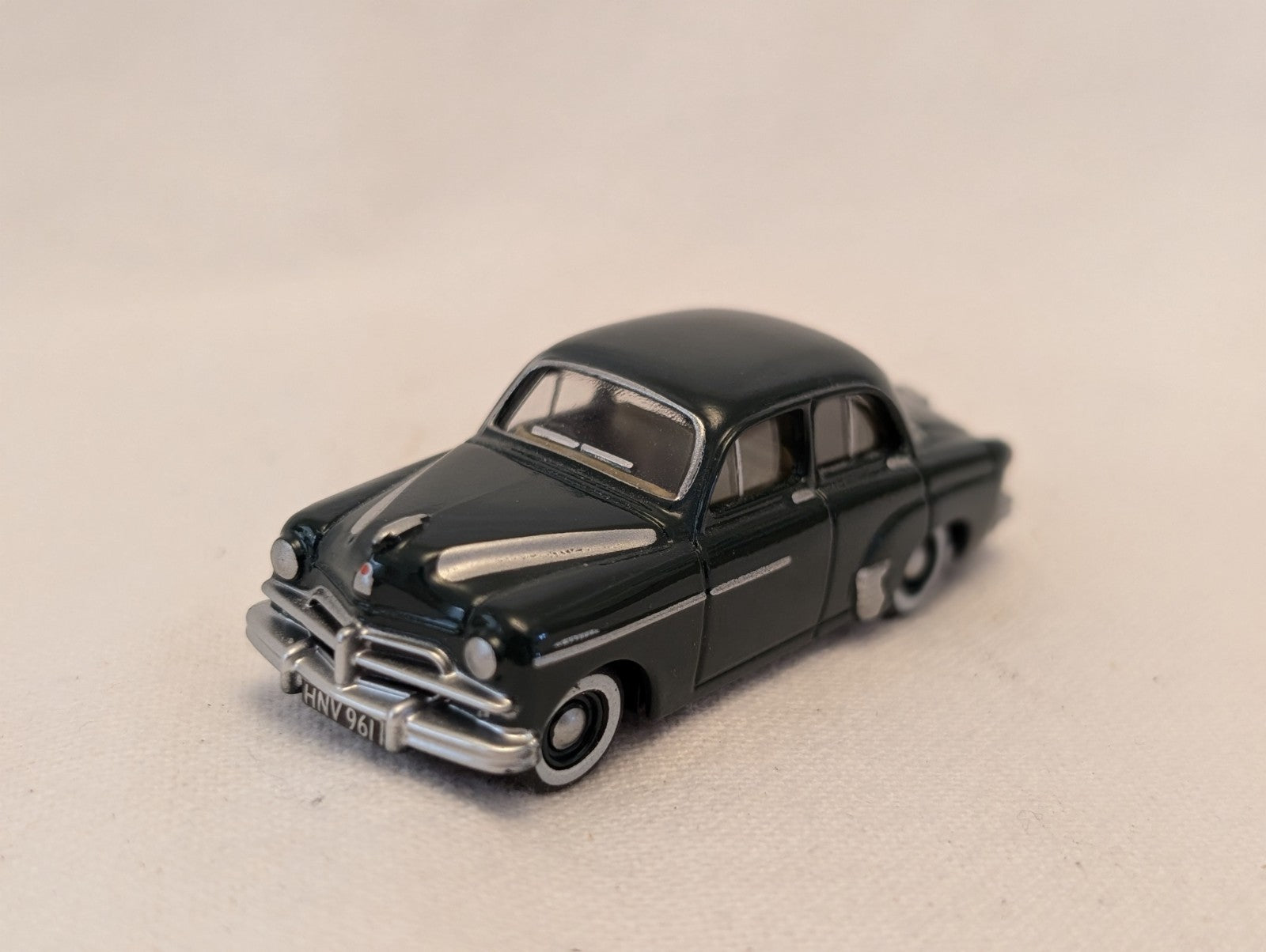 Oxford Diecast 1:76 Scale / OO Gauge Standard Vanguard Phase II Sallon