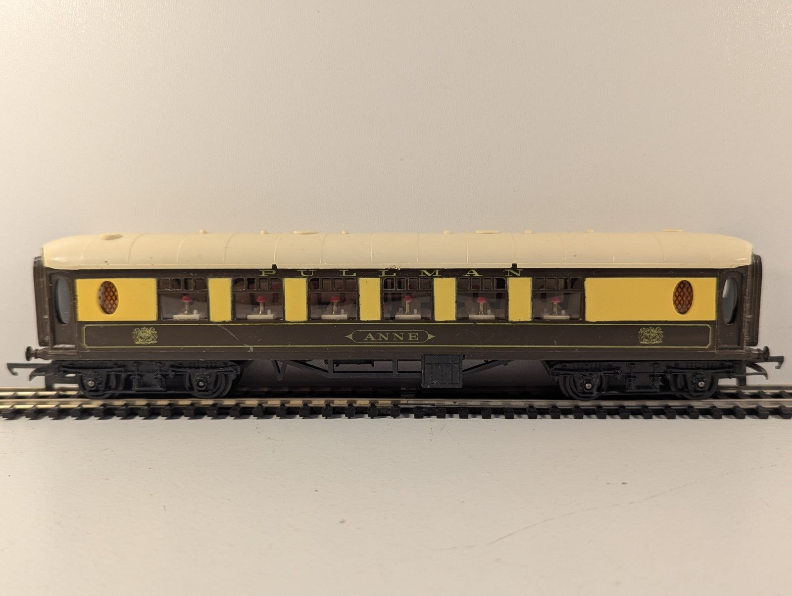 Tri-ang R228 OO Gauge Pullman Coach “Anne”