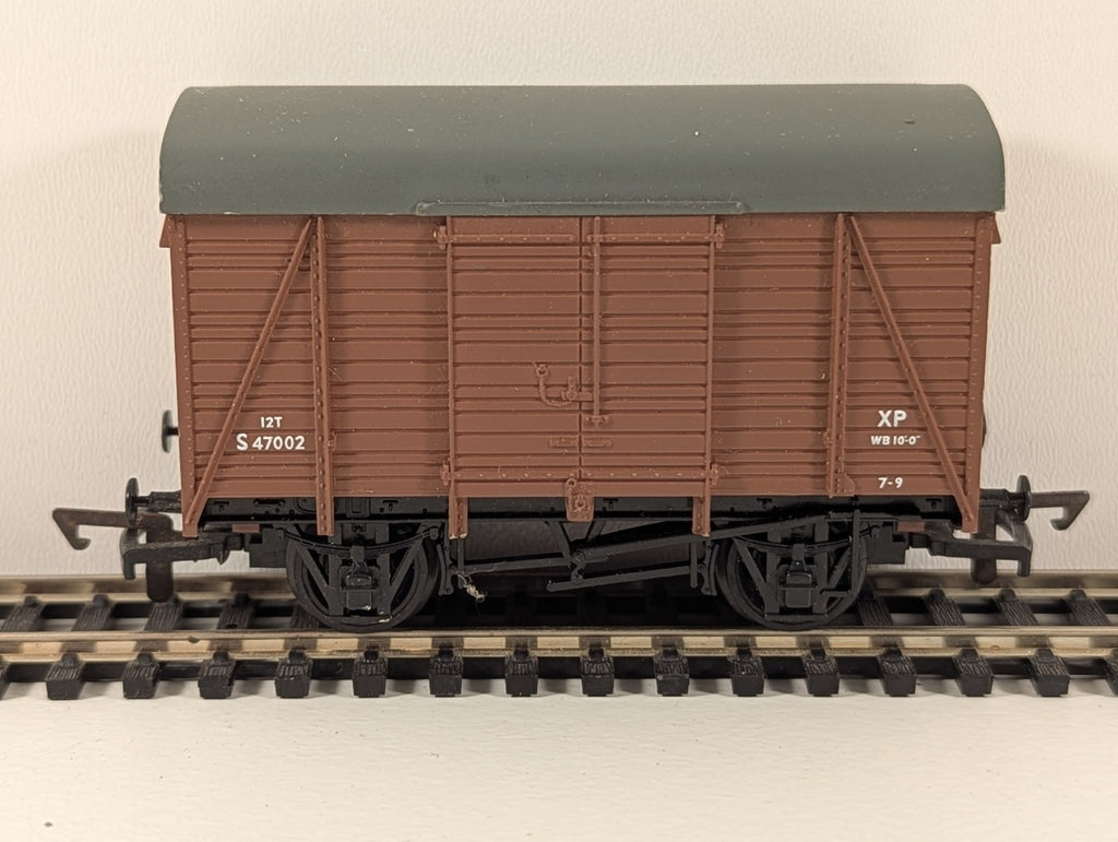Mainline 37449 – 12T Double Vent Box Van S47002 (Brown, OO Gauge)