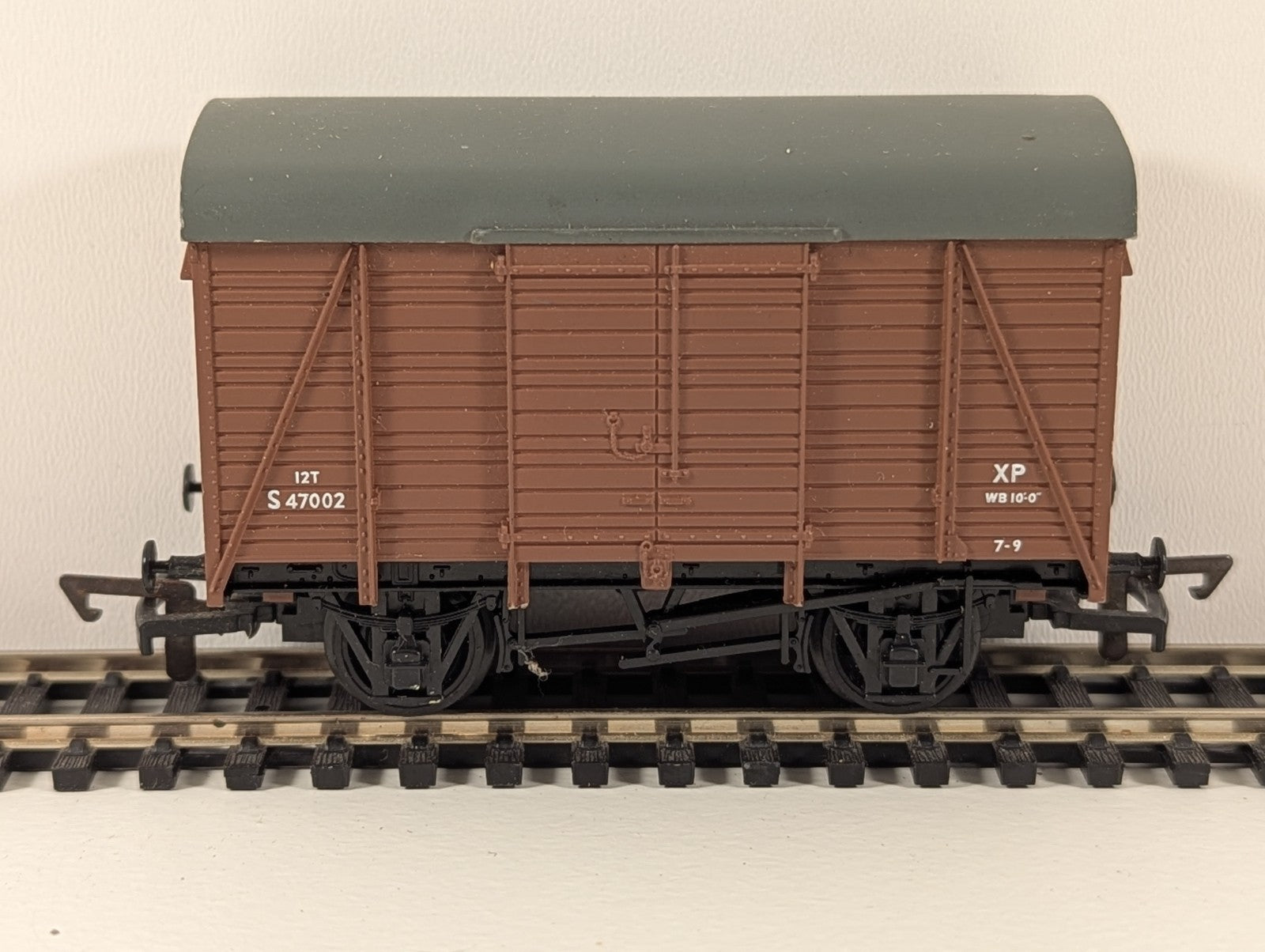 Mainline 37449 – 12T Double Vent Box Van S47002 (Brown, OO Gauge)