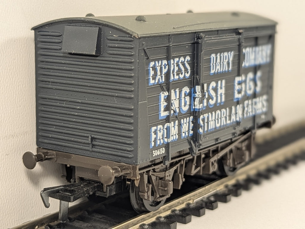 Airfix OO Gauge BR 12t Ventilated Van 'Express Dairy English Eggs' Goods Wagon