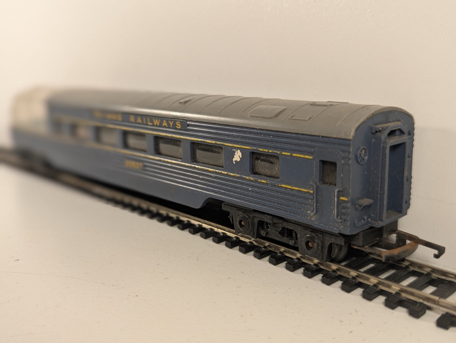 Tri-ang R133 Transcontinental Observation Car OO Gauge