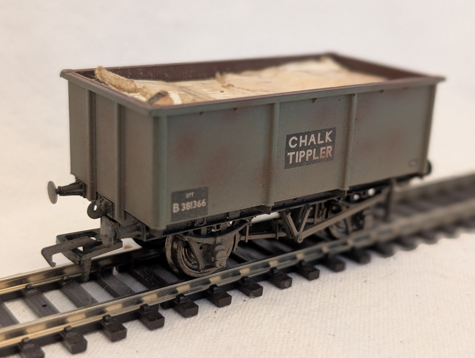 Bachmann OO Gauge 27T Chalk Tippler Goods Wagon B 381366 BR Grey 38