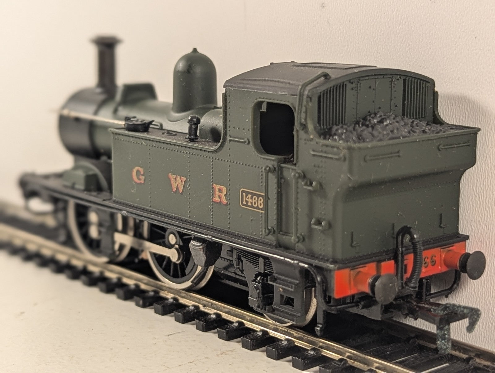 Airfix OO Gauge GWR 1400 Class 0-4-2T Steam Locomotive 1466 GWR Green