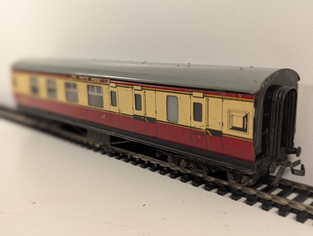 Hornby Dublo OO Gauge Tinplate Corridor Brake Coach "The White Rose"