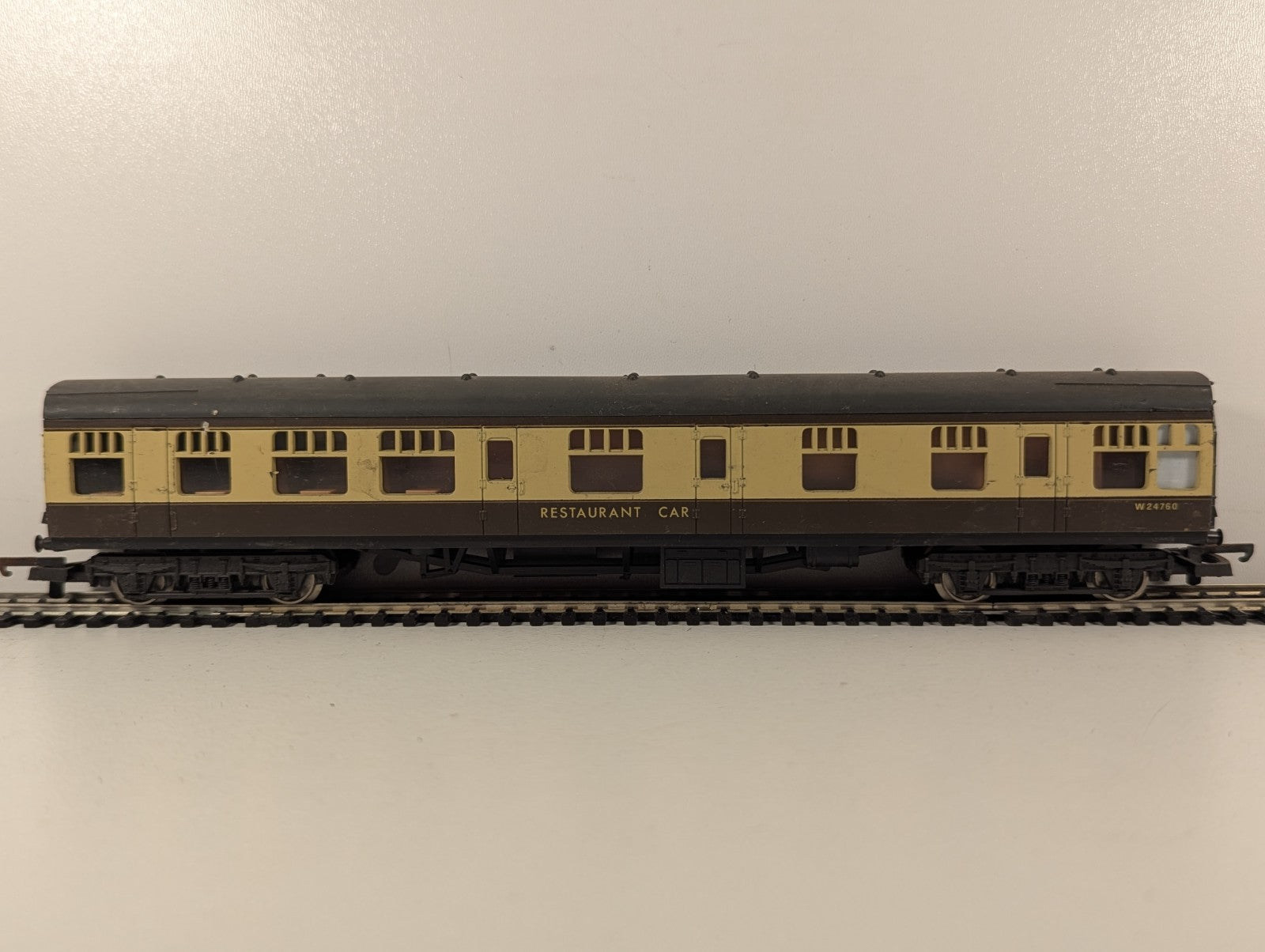 Lima OO Gauge Restaurant Car Passenger Coach W24760 BR Chocolate and Cream