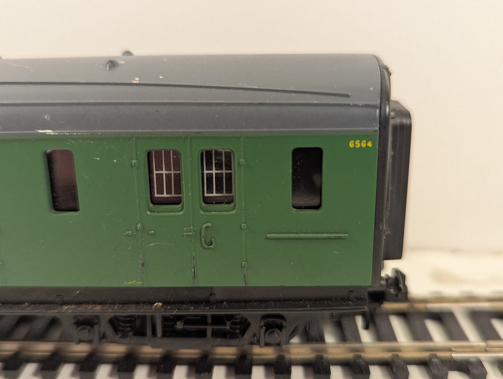 Hornby R4744 OO Gauge SR Maunsell Brake Coach Green – Needs Clean