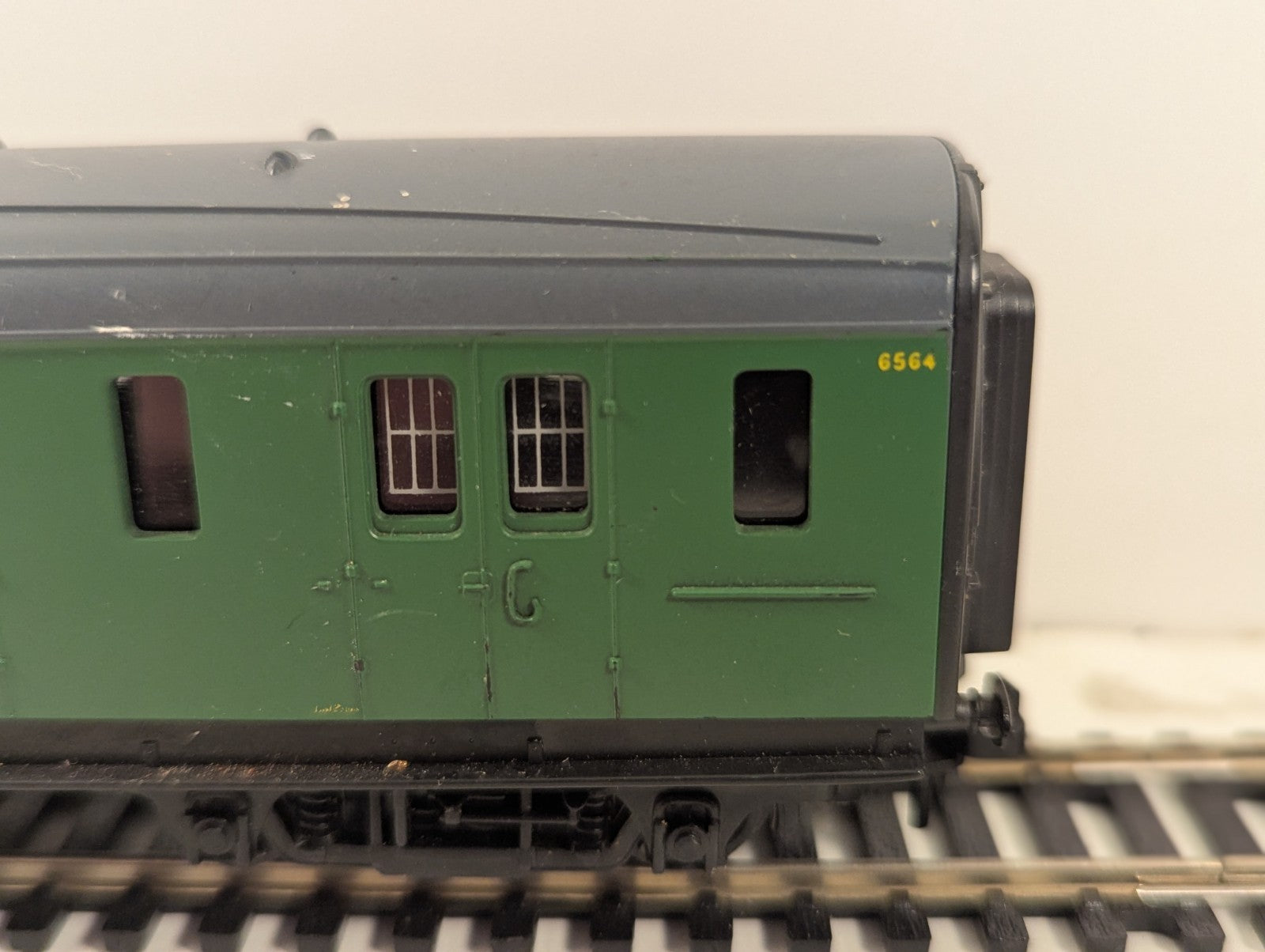 Hornby R4744 OO Gauge SR Maunsell Brake Coach Green – Needs Clean