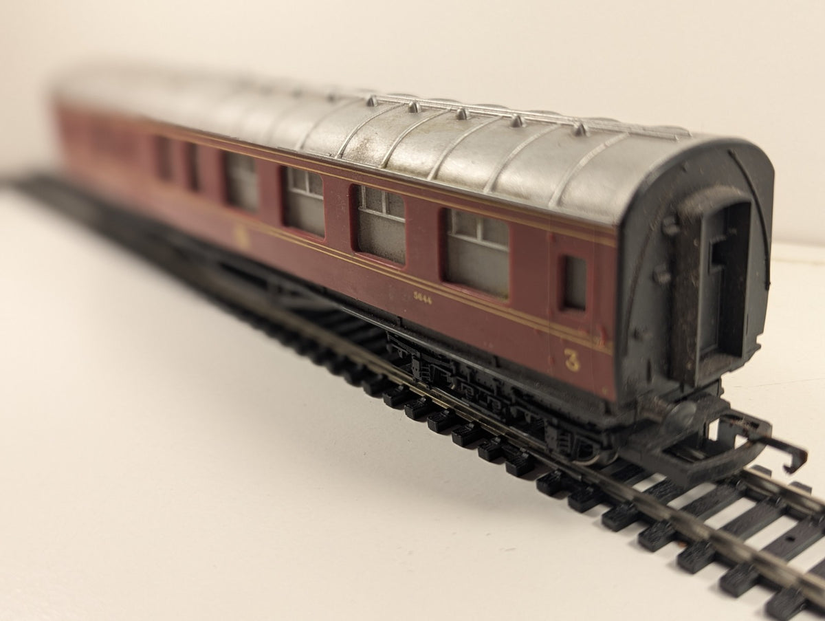 Hornby R.475 OO Gauge LMS Brake 3rd No. 5644 – Damaged