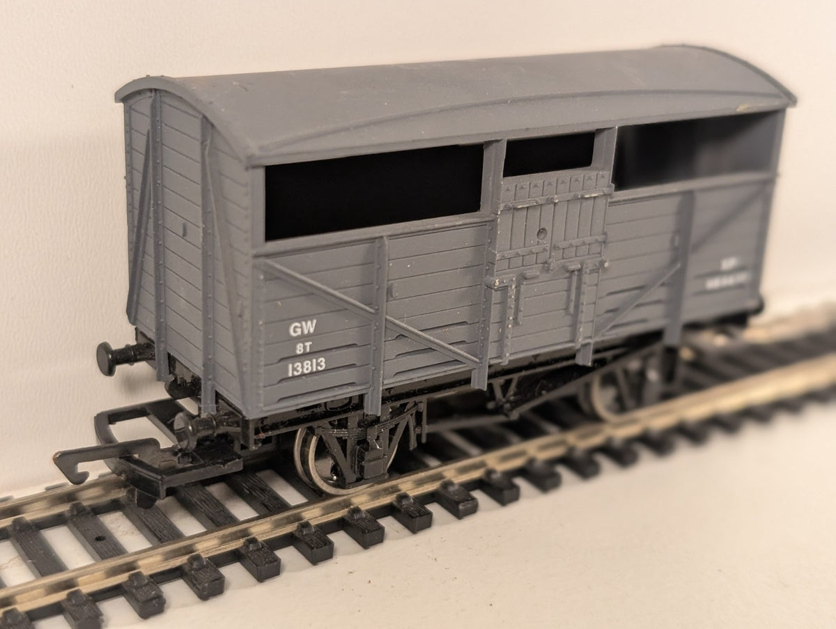 Dapol OO Gauge GWR 8-Ton Cattle Wagon No. 13813