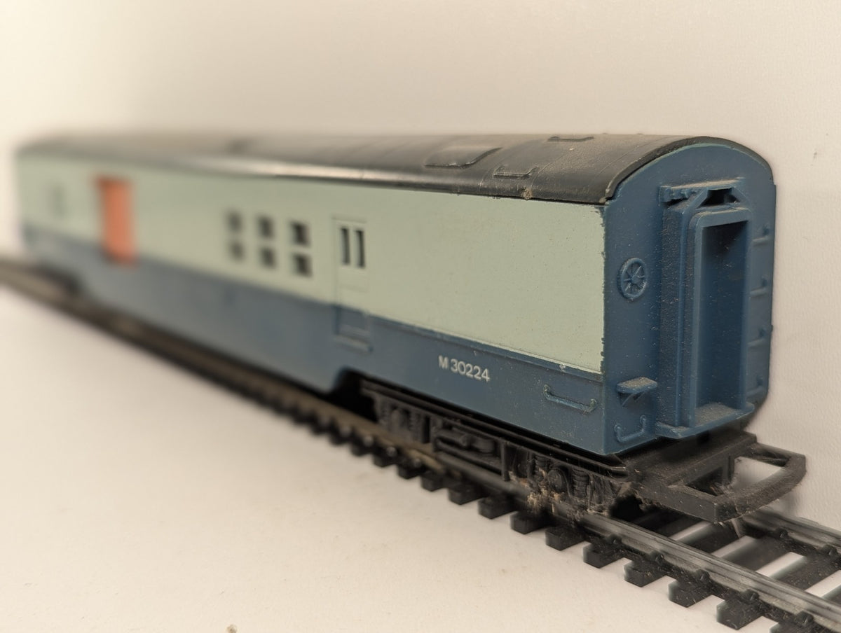 Tri-ang Hornby OO Gauge Operating Mail Coach Passenger Coach M30224