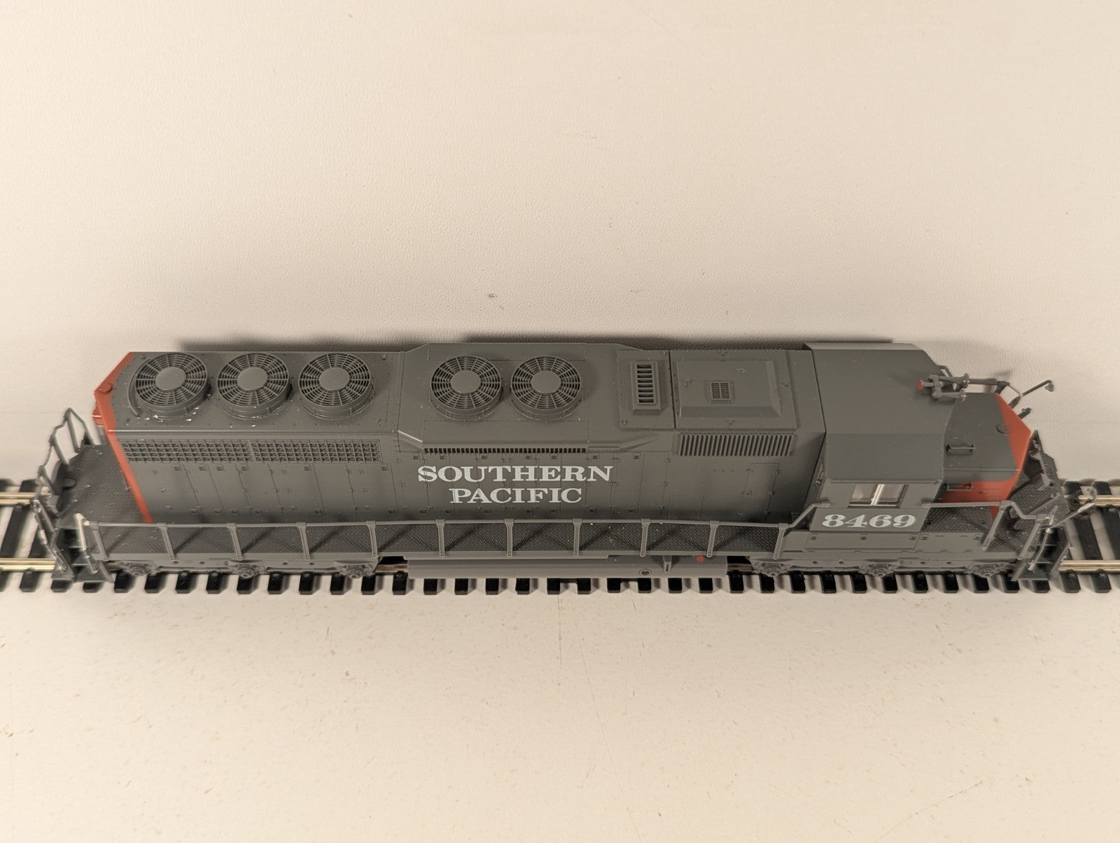 Kato HO Scale EMD SD40 Southern Pacific 8469 Diesel Locomotive
