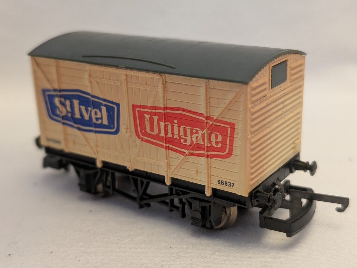 Lima OO Gauge St Ivel / Unigate 12 Ton Box Van Goods Wagon 68837