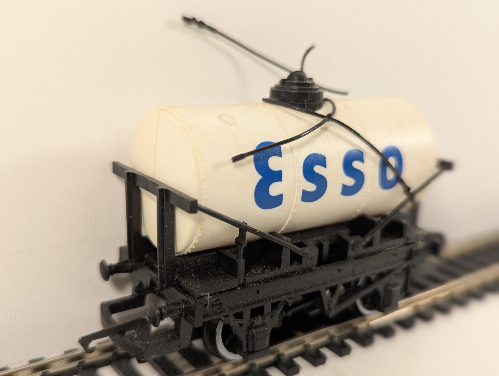 Hornby R096 OO Gauge White Esso Tanker Broken Cross Piece