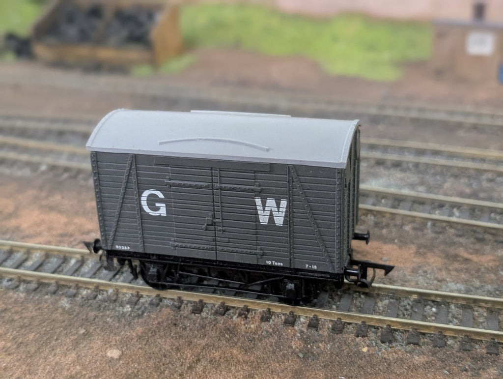 Graham Farish 12304Farish Single Vent Van in GWR Grey