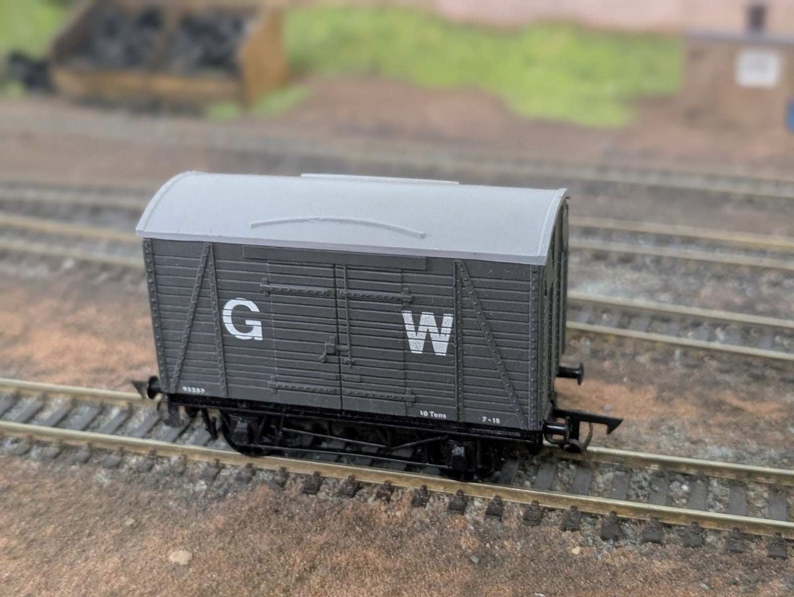 Graham Farish 12304Farish Single Vent Van in GWR Grey