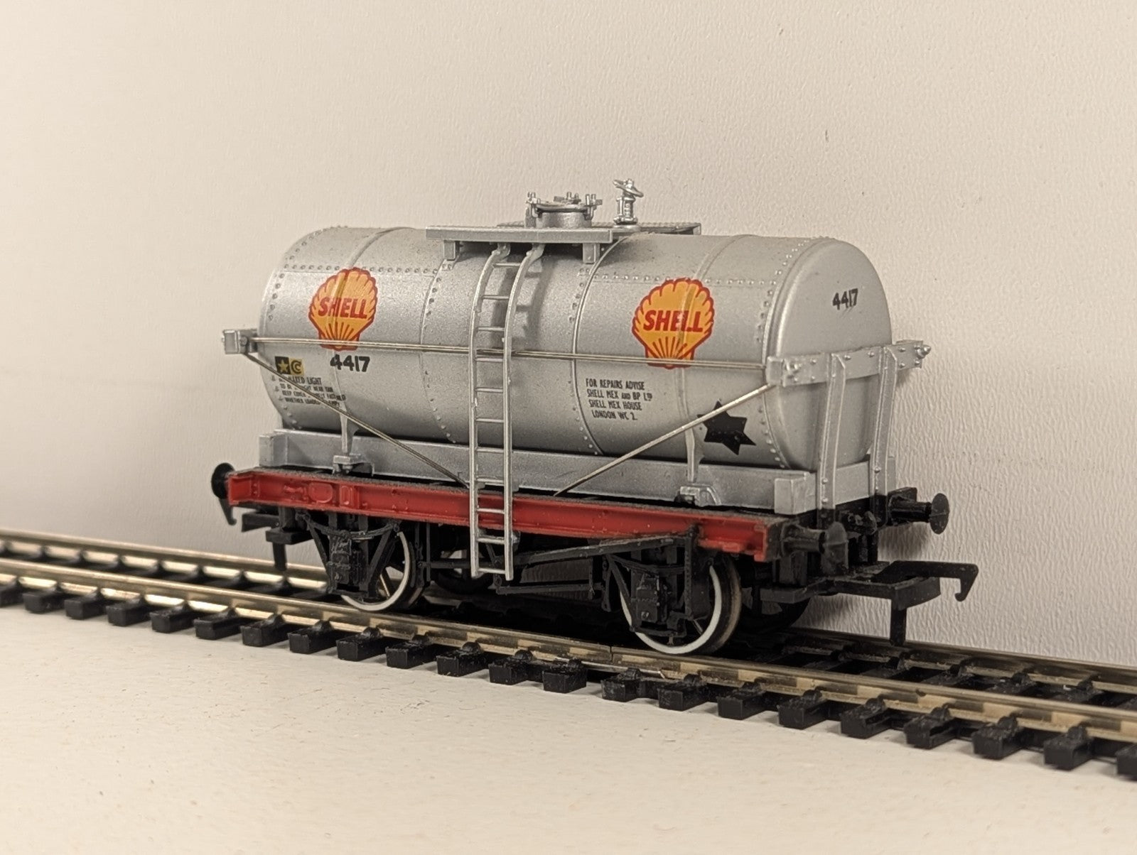Bachmann OO Gauge 14-Ton Silver Petrol Tank Wagon - Wrong Box