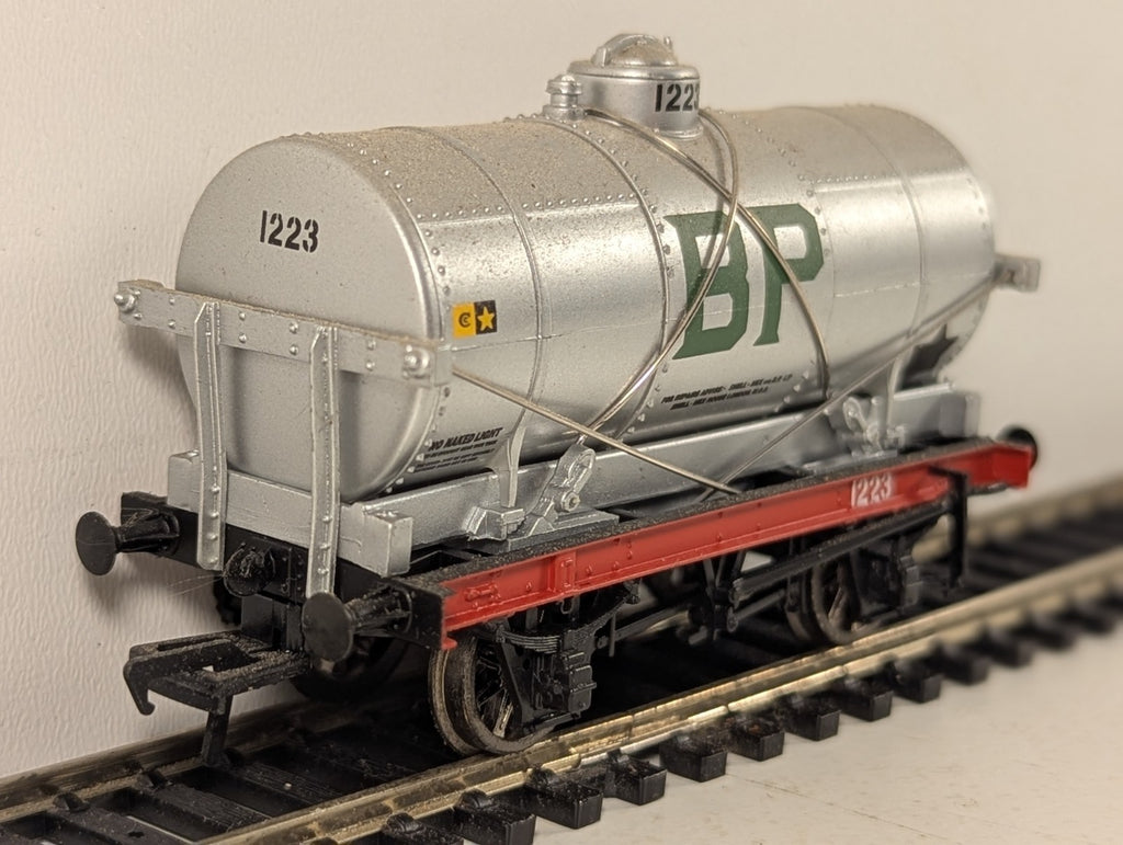 Bachmann OO Gauge 14 Ton Tank Wagon 1223 Shell / BP Silver 37-052