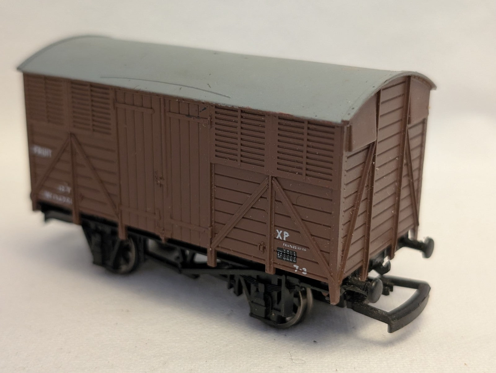 Hornby OO Gauge 12T Fruit Van Goods Wagon W134251 BR Bauxite R142