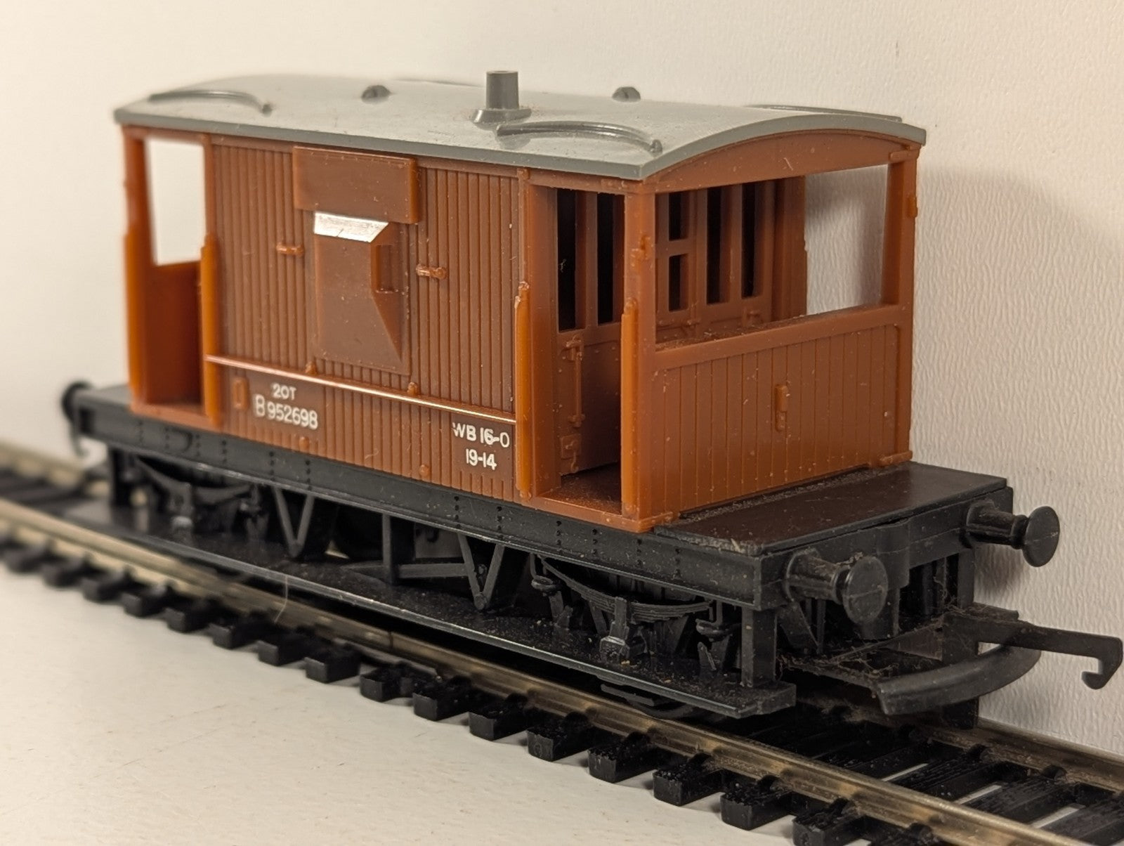 Tri-ang Hornby R636 OO Gauge BR Brake Van - Boxed but box is damaged