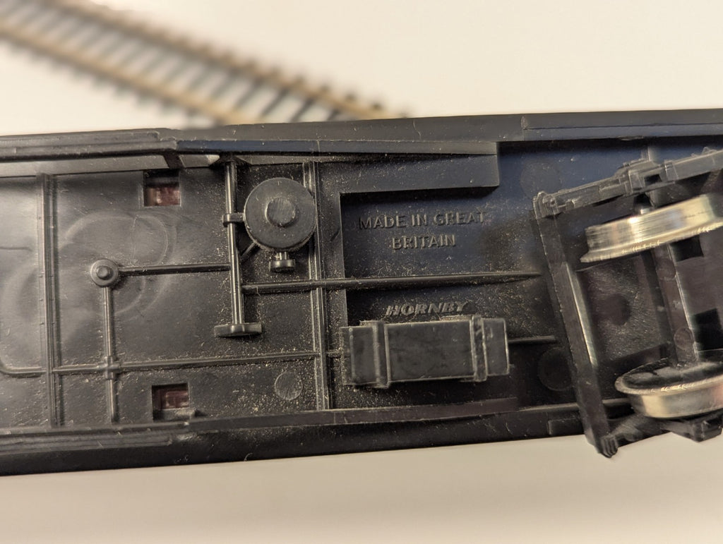 Hornby OO Gauge LMS Maroon Stanier Composite Coach