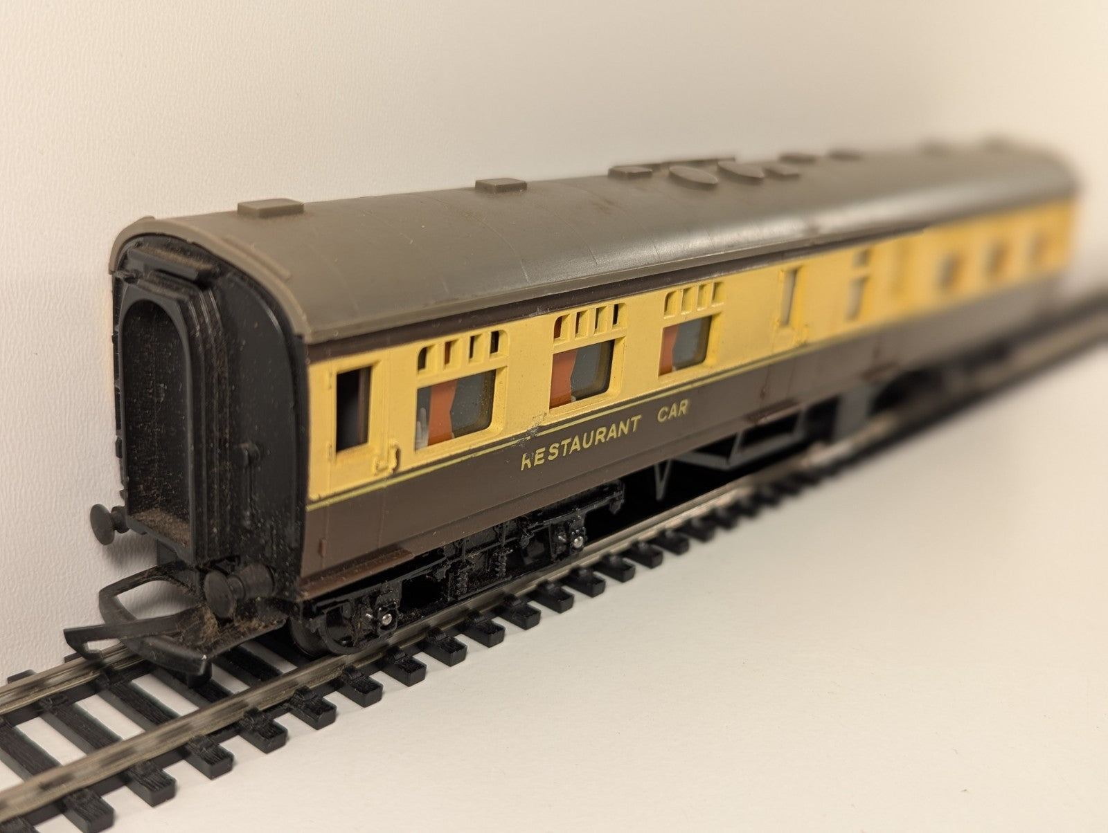 Tri-ang R331 OO Gauge W.R. Restaurant Car – No. W301
