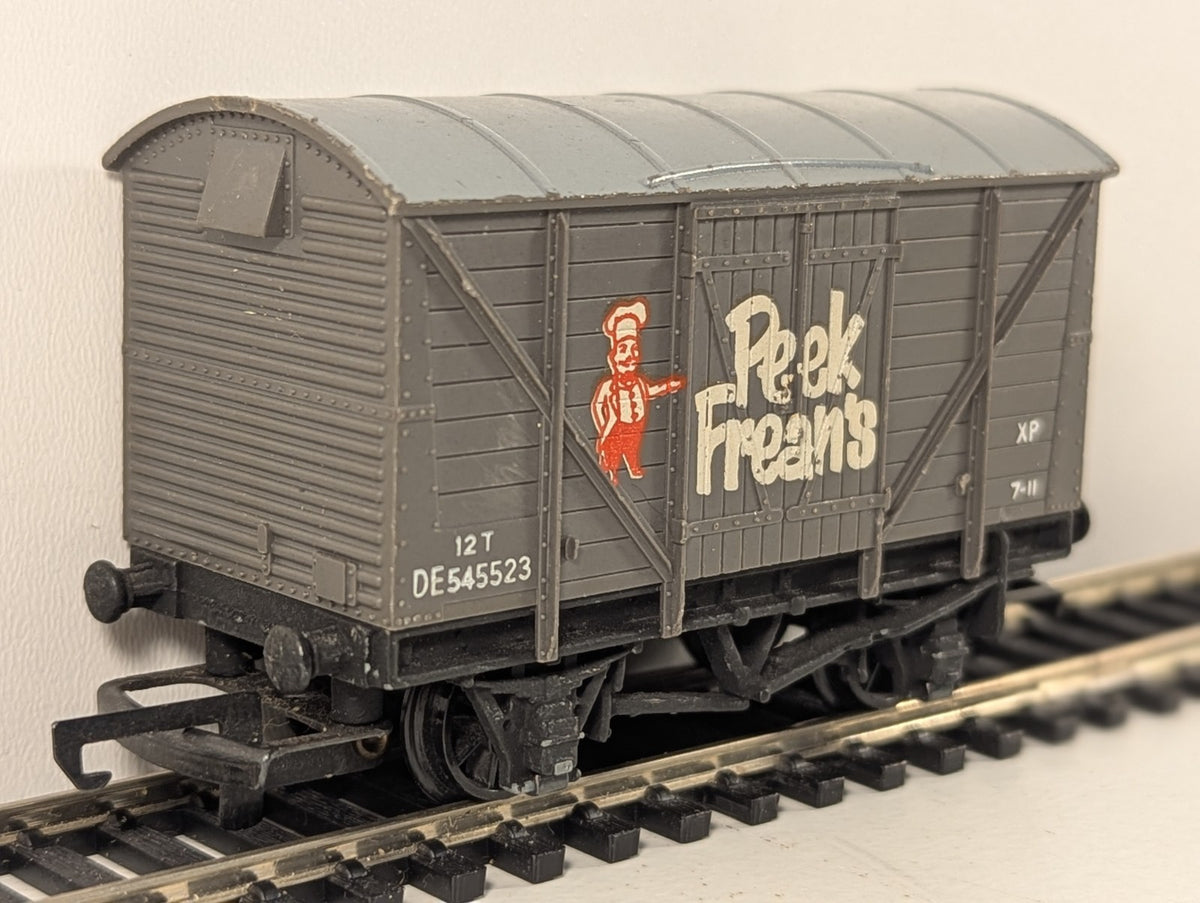 Wrenn W4318P/A OO Gauge Peek Frean’s Ventilated Van